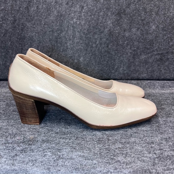 Salvatore Ferragamo Shoes - Salvatore Ferragamo Cream Leather Pumps Size 7
